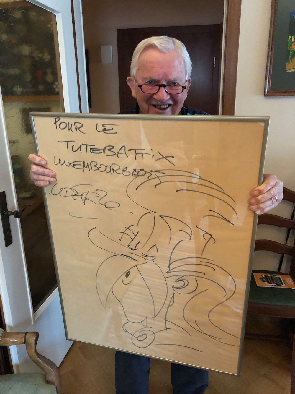 Lex Roth et le fameux dessin qu’Albert Uderzo lui a signé. (Photo: Maison Moderne)