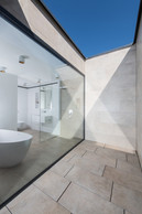La salle de bain donne sur une terrasse qui préserve des regards indiscrets. ((Photo: Johannes-Maria Schlorke))