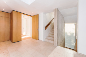 Un escalier central assure la distribution verticale. ((Photo: Johannes-Maria Schlorke))