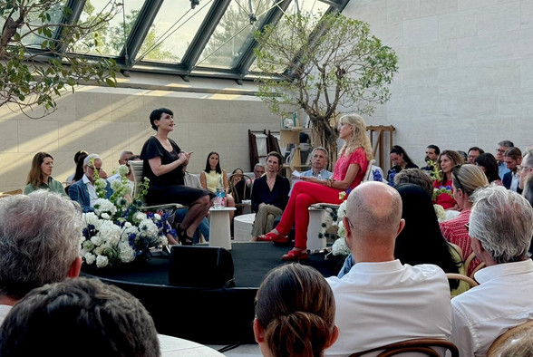 La chercheuse et autrice, le Dr Ayala Panievsky, et la journaliste de RTL Caroline Mart s’entretiennent lors du lancement de la Fondation Mike Koedinger au Mudam de Luxembourg, le jeudi 25 juin. (Photo: Julian Pierrot/Paperjam)