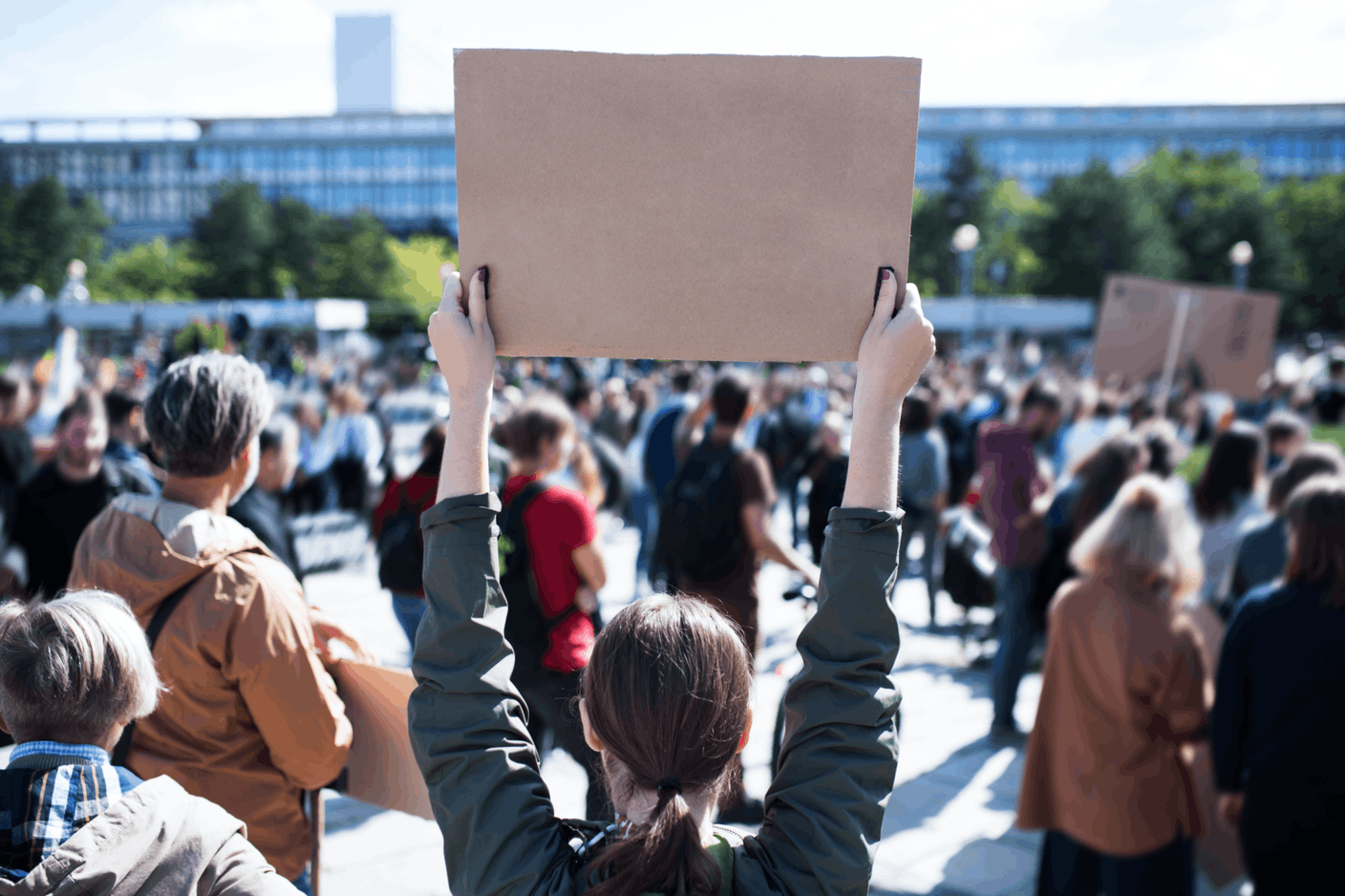 Des manifestants brandissant des pancartes et des affiches (Photo:  Halfpoint / Adobe Stock)