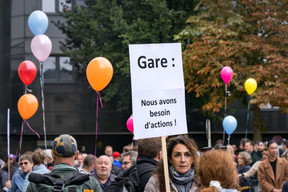 «Sauvons la Gare», «Protégeons nos écoles, protégeons nos enfants», pouvait-on lire sur les affiches, les banderoles et les pancartes des manifestants.  (Photo: Nader Ghavami)