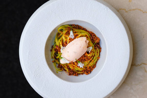 Tagliolini aux petits pois avec chapelure à la tomate et mortadella. (Photo: Eléonore Arnold)