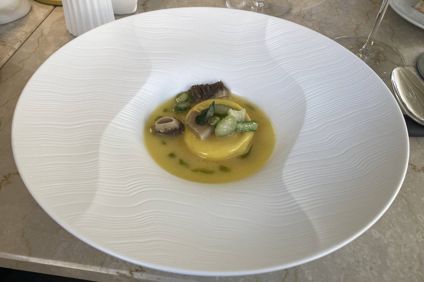 Impressionnant riavolo au jaune d’œuf coulant, avec parmigiano, asperges vertes et morilles. (Photo: Céline Coubray)