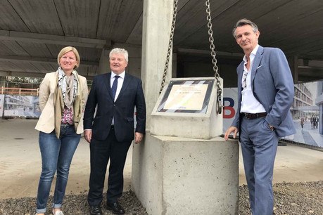 Diane Feipel, bourgmestre de Leudelange, Louis de Halleux, managing director de Fidentia, et Stéphan Sonneville, CEO d’Atenor, ont assisté à la pose symbolique de la première pierre du projet BuzzCity. (Photo: Paperjam)