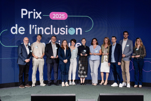 La ministre de la Digitalisation, Stéphanie Obertin, entourée des lauréats du Prix de l’inclusion. (Photo: Sip)