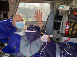 Le rapatriement du patient français vers une unité de soins normaux, par les équipes de Luxembourg Air Rescue, ce mardi matin. Gilles Martin / Centre hospitalier du Nord
