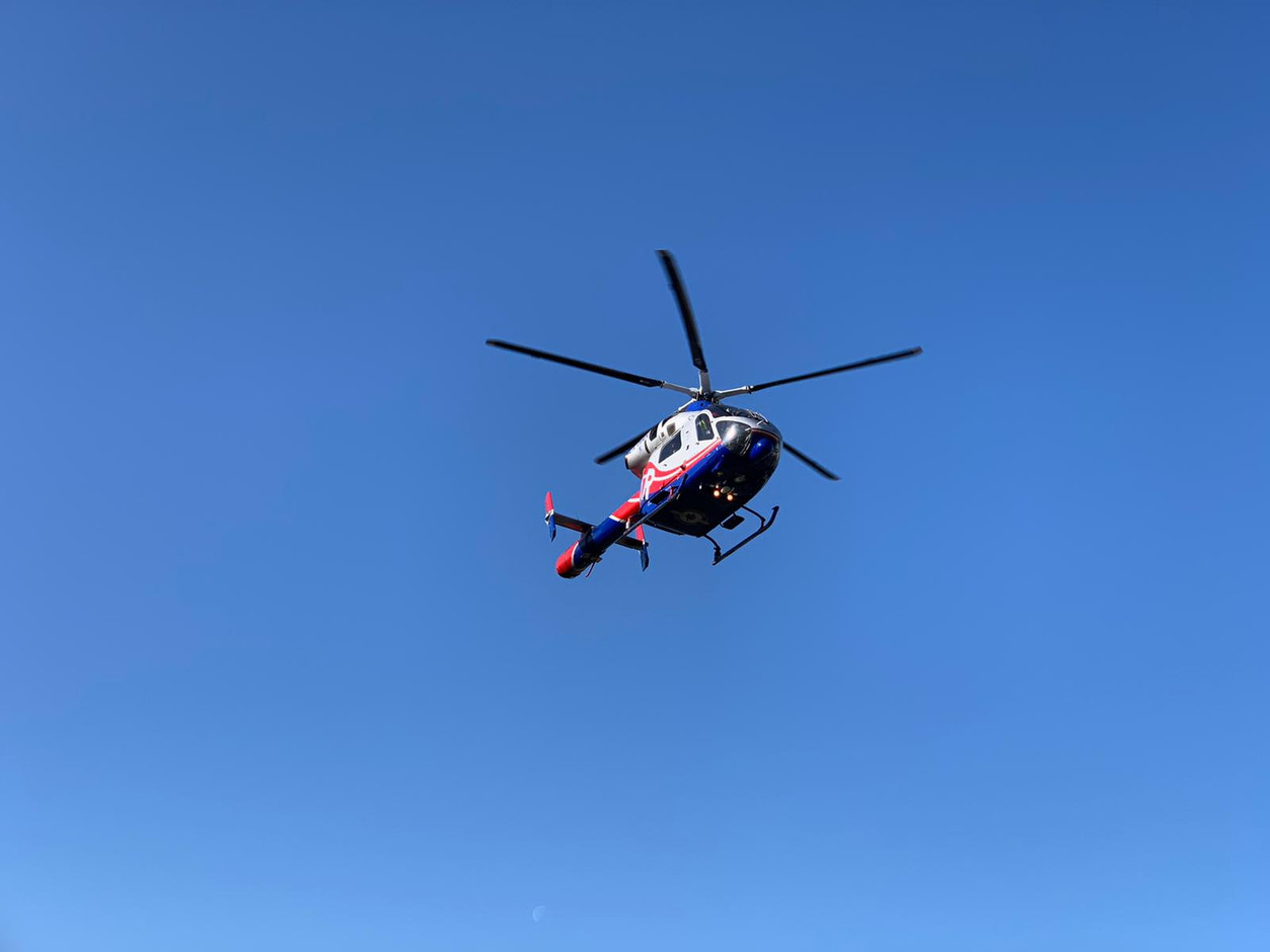 Le rapatriement du patient français vers une unité de soins normaux, par les équipes de Luxembourg Air Rescue, ce mardi matin. Gilles Martin / Centre hospitalier du Nord