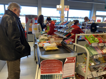 Dans les supermarchés, l’heure est à la mise en place de gestes qui semblent anodins en période normale. Pour le bien-être de tous. (Photo: Paperjam)