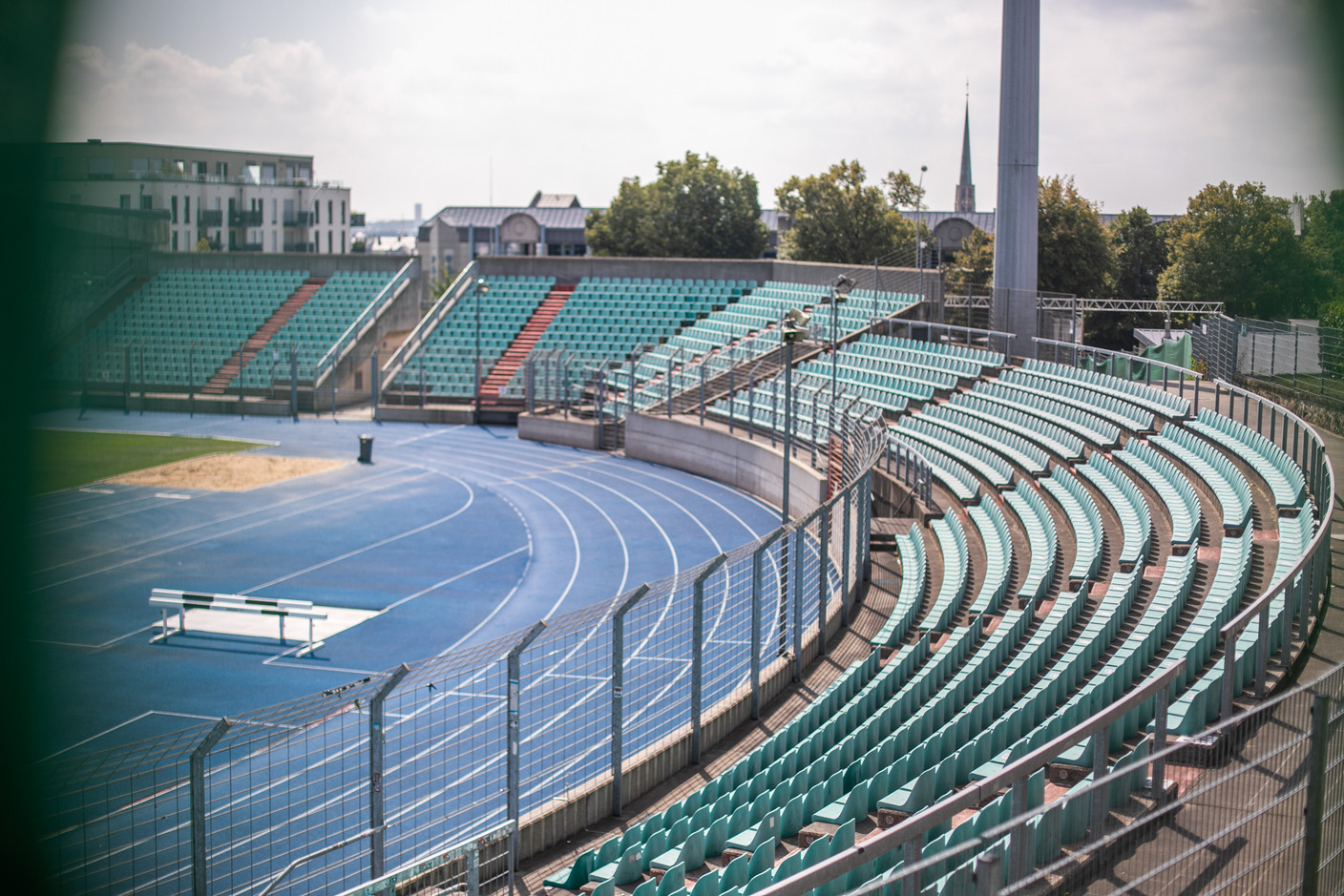 Les tribunes ne protègent pas les spectateurs des intempéries. (Photo: Matic Zorman/Maison Moderne)