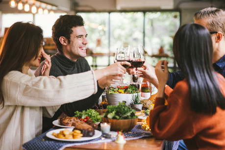 Un contact pendant plus de 15 minutes, sans port du masque et alors que la distance de deux mètres n’est pas respectée, comme pendant un repas, est un contact étroit. (Photo: Shutterstock)