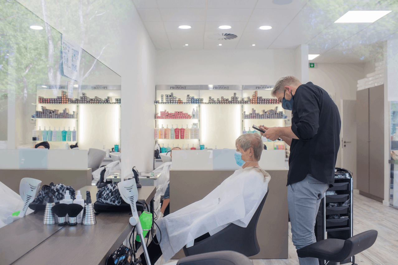 Les coiffeurs et esthéticiennes ont repris du service dans le respect des normes sanitaires. (Photo: Matic Zorman/Maison Moderne)