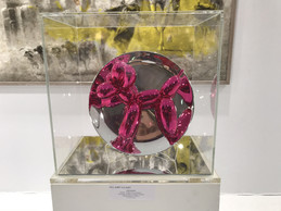 Édition de Jeff Koons pour Bernardaud sur le stand de Bel-Air Fine Art. ((Photo: Paperjam))
