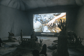 Laure Prouvost, Deep See Blue Surrounding You / Vois Ce Bleu Profond Te Fondre, Pavillon français à la 58e Biennale d’art de Venise, 2019. ((Photo: Giacomo Cosua))