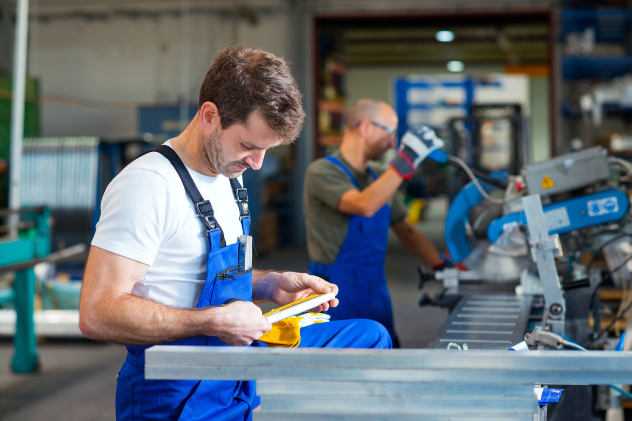 Deux tiers des emplois de l’industrie manufacturière sont occupés par des frontaliers, qui restent majoritaires dans une série de secteurs-clés pour l’économie luxembourgeoise. (Photo: Shutterstock)