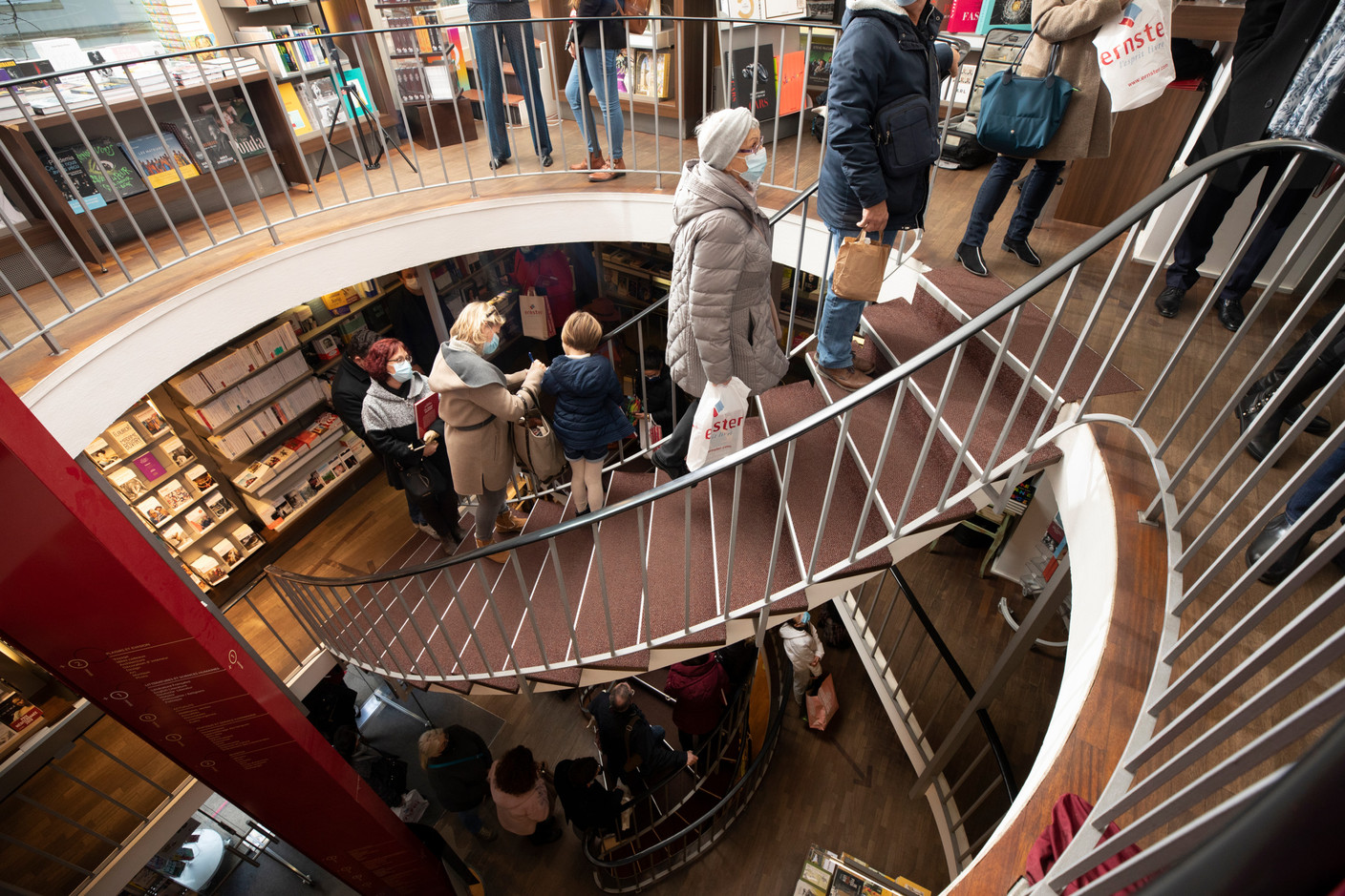  Une fois dans la librairie, il fallait encore patienter. (Photo: Guy Wolff/Maison Moderne)