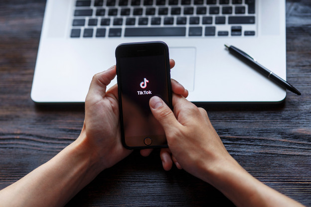 Même si la plate-forme promet une énorme base de jeunes clients à recruter, le rapport sur investissement de TikTok reste inférieur à celui d’autres réseaux sociaux comme Facebook ou Instagram. (Photo: Shutterstock)