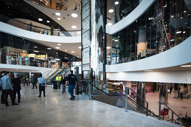 Dès l’entrée principale, deux commerces locaux sont présents: Ernster à gauche et Victorine à droite.. (Photo: Nader Ghavami)