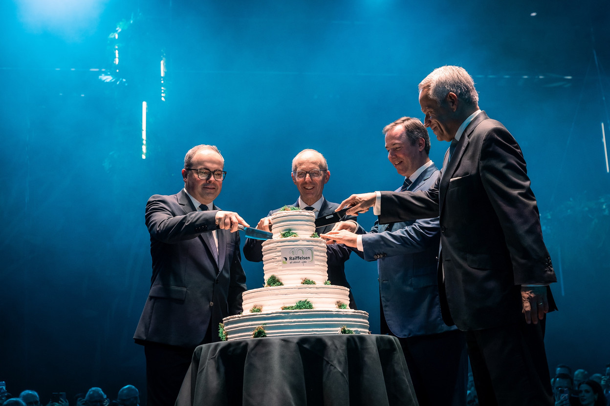 Raiffeisen CEO Laurent Zahles (left) and Chairman of the Board Guy Hoffmann (right) with Prime Minister Luc Frieden and Grand Duke Guillaume as they cut the cake. (Photo: Bank Raiffeisen)