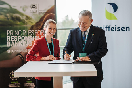 Guy Hoffmann, président du comité de direction de Raiffeisen, a signé les PRI en présence de Simone Dettling, responsable Banking de l’Unep Fi. (Photo: Raiffeisen)