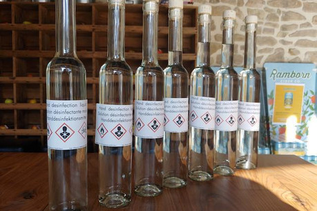 Grâce à des produits habituellement utilisés pour fabriquer des eaux-de-vie, Ramborn a concocté plusieurs dizaines de bouteilles de solution hydroalcoolique artisanale. (Photo: Ramborn)