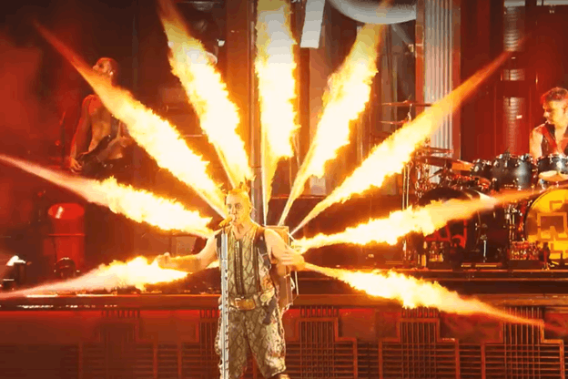 Till Lindemann, le chanteur et leader du groupe, est aussi devenu un spécialiste de la pyrotechnie. (Photo: Capture d’écran/Youtube)