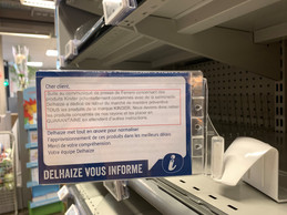 Un message indique aux clients de Delhaize la mise en quarantaine des produits à titre préventif. (Photo: Paperjam)