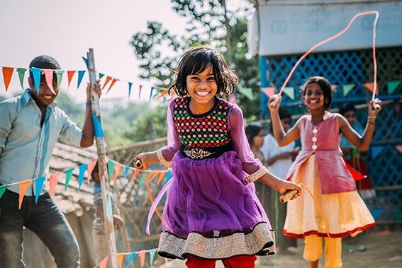 Des enfants rohingyas participant à des activités dans un espace d’accueil des enfants à Cox’s Bazar, Bangladesh. (Photo: Alea Horst)