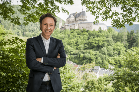 Stéphane Bern s’exprime au sujet du rapport de Jeannot Waringo sur l’analyse des comptes et de la gestion du personnel de la Cour grand-ducale. (Photo: Guillaume de Laubier)