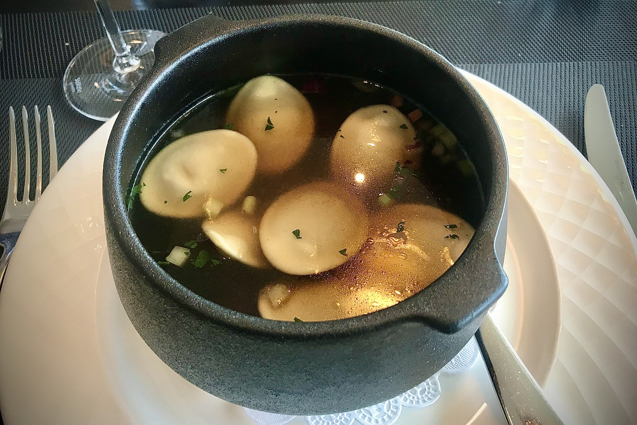 Un consommé goûteux et une touche de foie gras maison: difficile de résister aux ravioles du Pavillon Desom! (Photo: Maison Moderne)
