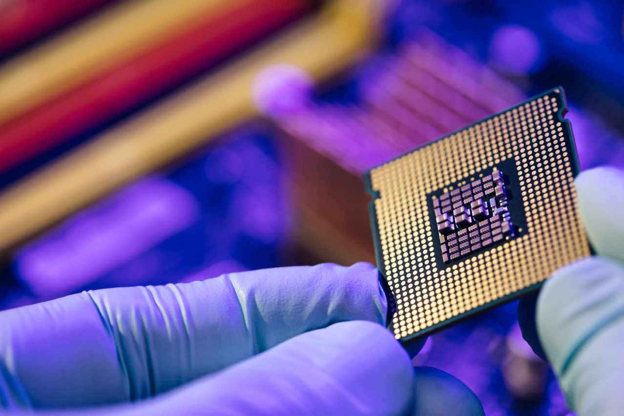 If the United States or Europe are to become independent in semiconductors, massive investment--especially by the private sector--in research and development will be essential. Photo; Shutterstock