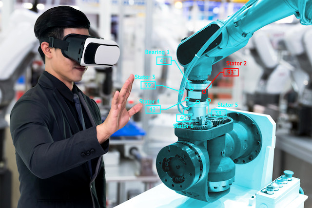 Dans l’industrie, la réalité augmentée va apporter des informations précieuses, aussi bien pour la maintenance que la sécurité. (Photo: Shutterstock)
