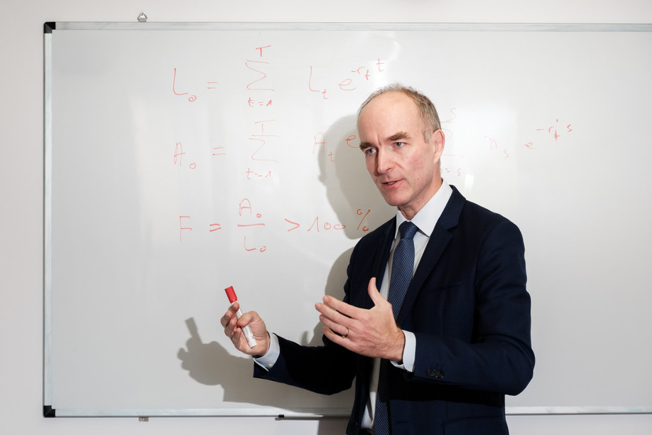 “On average, a person entering a nursing home and passing through these stages should expect to spend around €150,000 to €250,000 for the remainder of their life,” said Joël Wagner, professor at HEC Lausanne, during an interview in October 2025.  Photo: Patricia Pitsch