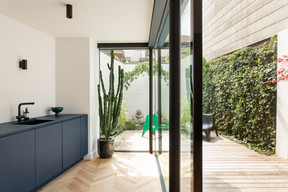 Thanks to large windows, the kitchen is connected to the courtyard. Photo: Patty Neu