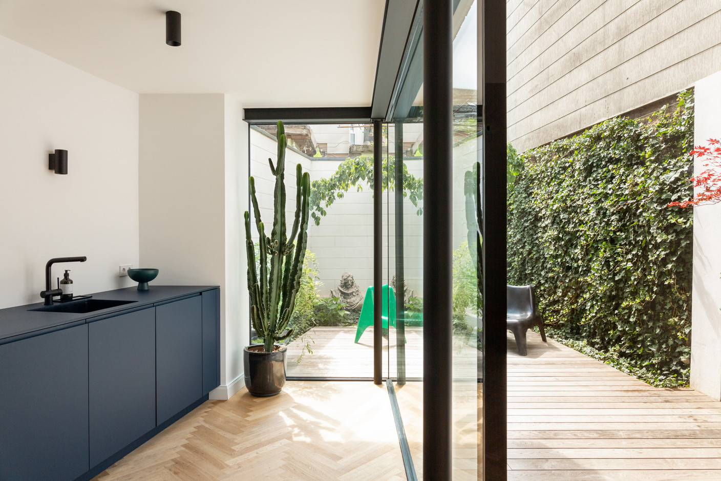 Thanks to large windows, the kitchen is connected to the courtyard. Photo: Patty Neu