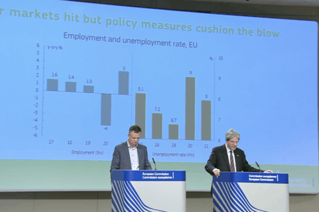 Le Covid-19 aura d’importantes conséquences sur le marché de l’emploi, résumait, mercredi matin, Paolo Gentiloni, commissaire européen à l’Économie (à droite). (Photo: Capture d’écran / Commission européenne)