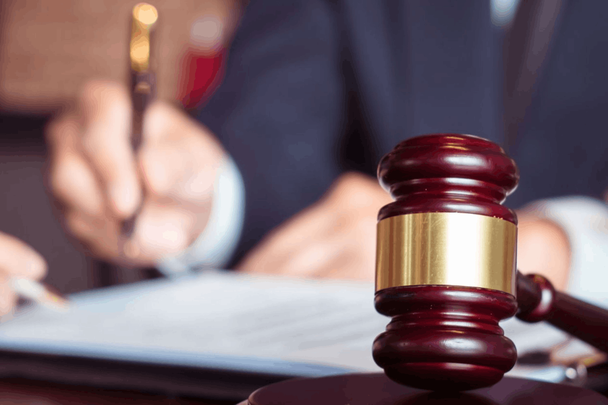 Victory in the Court of cassation for employees undergoing reclassification: their compensation is due to them even if the notice period for dismissal is extended. Photo: Aleba