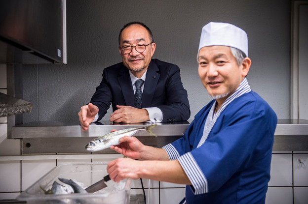 Hajime Miyamae, patron du restaurant Kamakura, en compagnie de son chef Akira Yasuoka. Ils ont inauguré l’établissement ensemble en 1988. (Photo: Anthony Dehez)