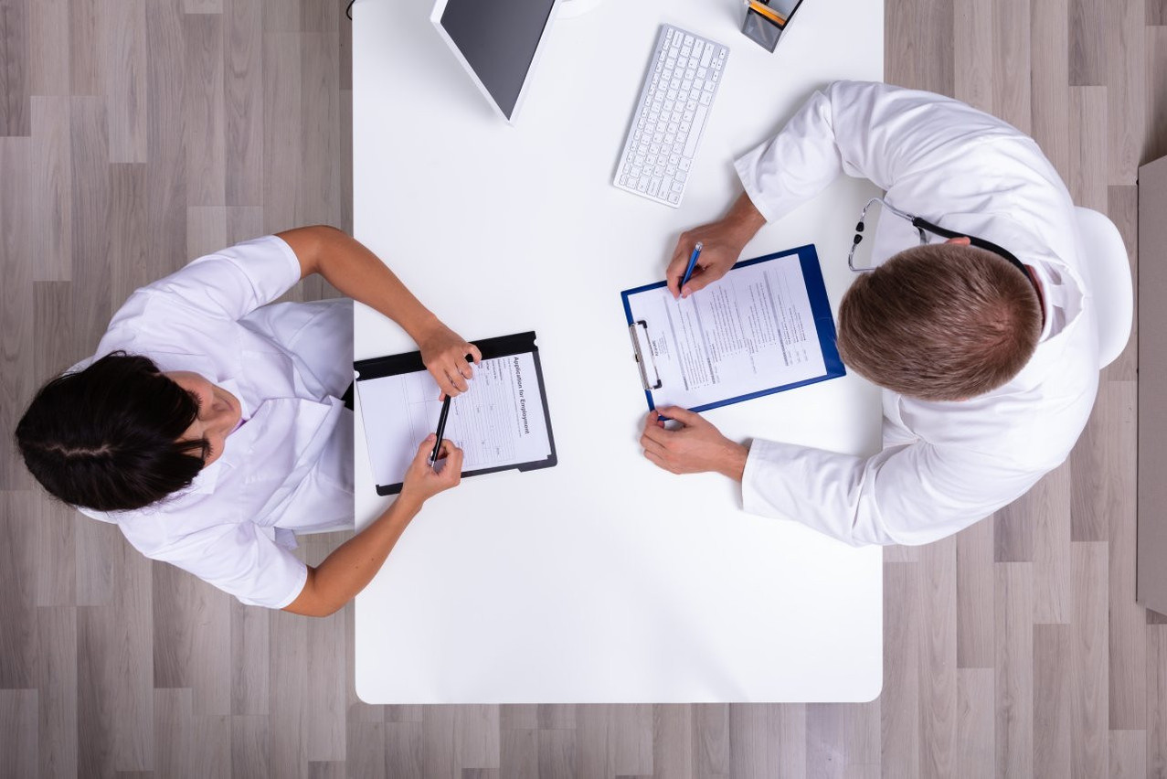 Parmi ses préconisations, BearingPoint recommande de simplifier le processus de recrutement à l’hôpital. (Photo: Shutterstock)