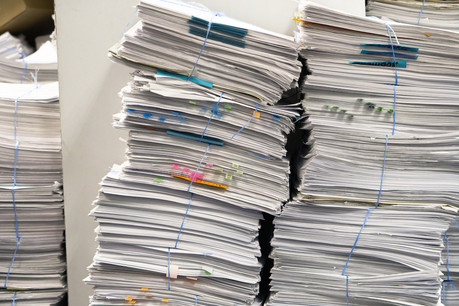 Plusieurs actions simples permettent de réduire la consommation de papier en interne. Par exemple, imprimer par défaut en recto verso ou sur du papier brouillon, numériser, ou encore se désabonner des périodiques non consultés… (Photo: Shutterstock)