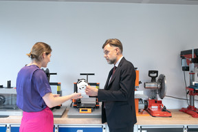 Le ministre s’est intéressé aux caractéristiques des pièces des bras articulés de RedWire. (Photo: Matic Zorman / Maison Moderne)