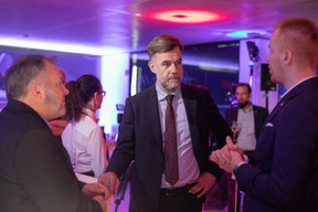 Le ministre de l’Économie Franz Fayot en discussions avec le CEO de RedWire Peter Cannito et le directeur du site luxembourgeois Jarosław Jaworski . (Photo: Matic Zorman/Maison Moderne)