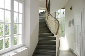 Escalier à l'arrière du bâtiment (Photo: Matic Zorman/Maison Moderne)