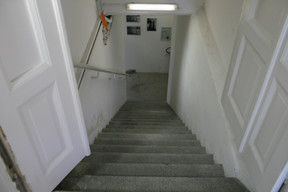 Escalier menant au sous-sol où les prisonniers étaient détenus par la Gestapo. (Photo: Matic Zorman/Maison Moderne)