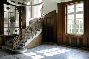 L'imposant escalier a traversé les décennies, mais on sait peu de choses sur l'aspect de l'intérieur à l'origine. (Photo: Matic Zorman/Maison Moderne)