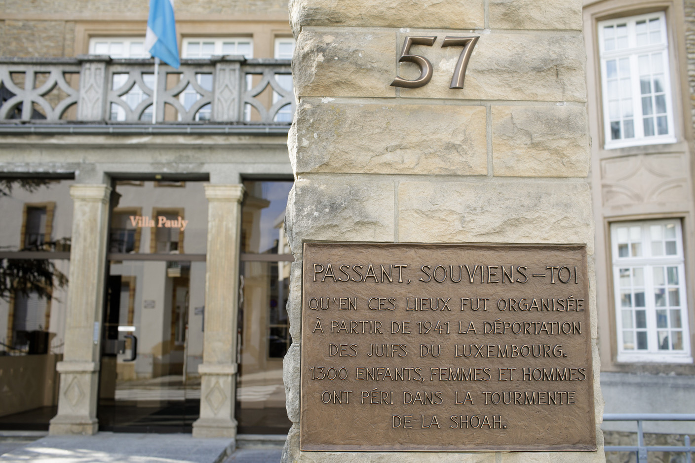 Une plaque commémorative à l’extérieur du bâtiment. (Photo: Matic Zorman/Maison Moderne)