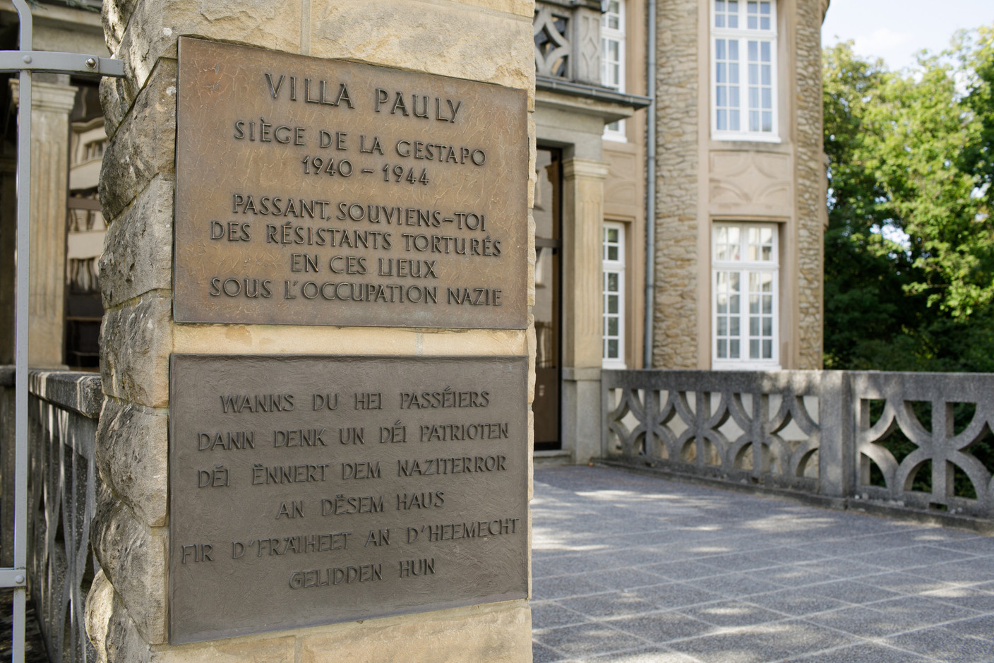 Il a fallu attendre 2016 pour que l’extérieur du bâtiment reconnaisse la déportation des Juifs du Luxembourg organisée depuis la Villa Pauly. (Photo: Matic Zorman/Maison Moderne)