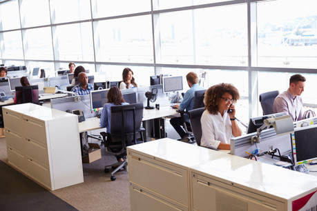 Masque ou pas masque dans son bureau, si la distanciation sociale est respectée? La Direction de la santé n’a pas encore de réponse à cette question. (Photo: Shutterstock)