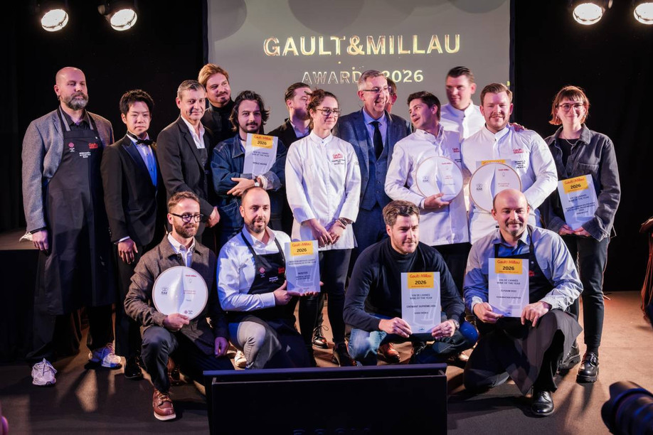The winners of the Gault&Millau 2026 gastronomic guide awards ceremony immortalise the moment. (Photo: Patricia Pitsch/Paperjam)