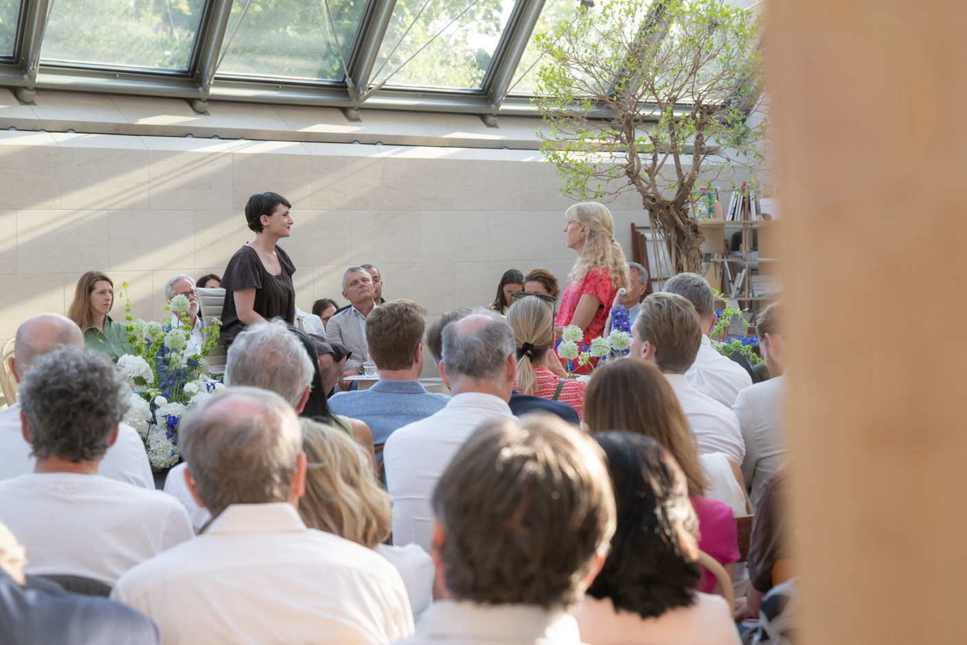 The highlight of the launch event was a discussion between the researcher and author Ayala Panievsky, a specialist in contemporary changes in censorship, and RTL journalist Caroline Mart. (Photo: Eric Chenal)